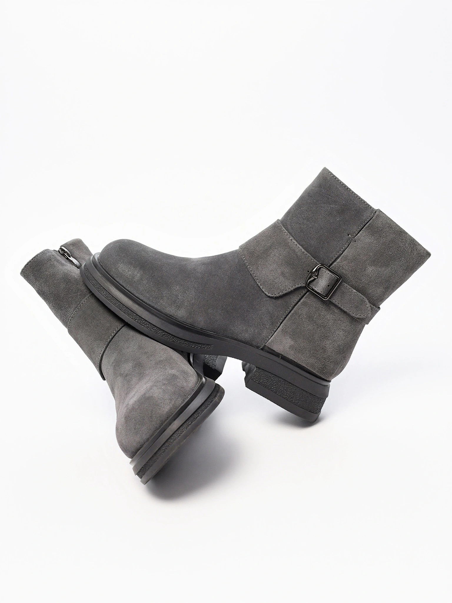 Ботинки серого цвета на среднем широком каблуке